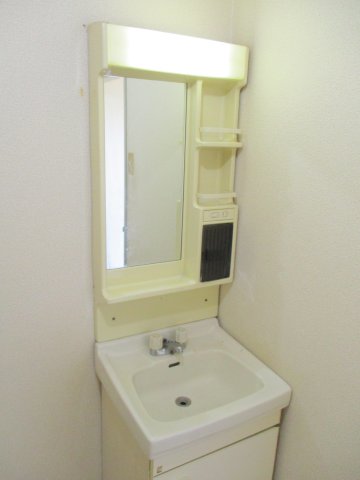 洗面設備　独立洗面台あり、毎朝おしゃれに忙しい女性の方におすすめです