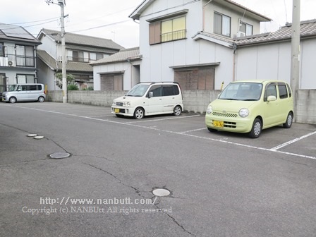 【セジュールハゴロモ　Ｂ棟の駐車場】