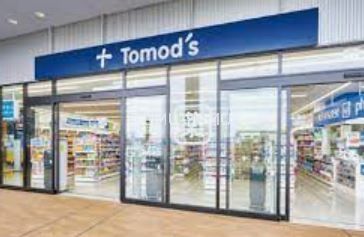ドラックストア　トモズ横浜ベイクォーター店（ドラッグストア）まで600m