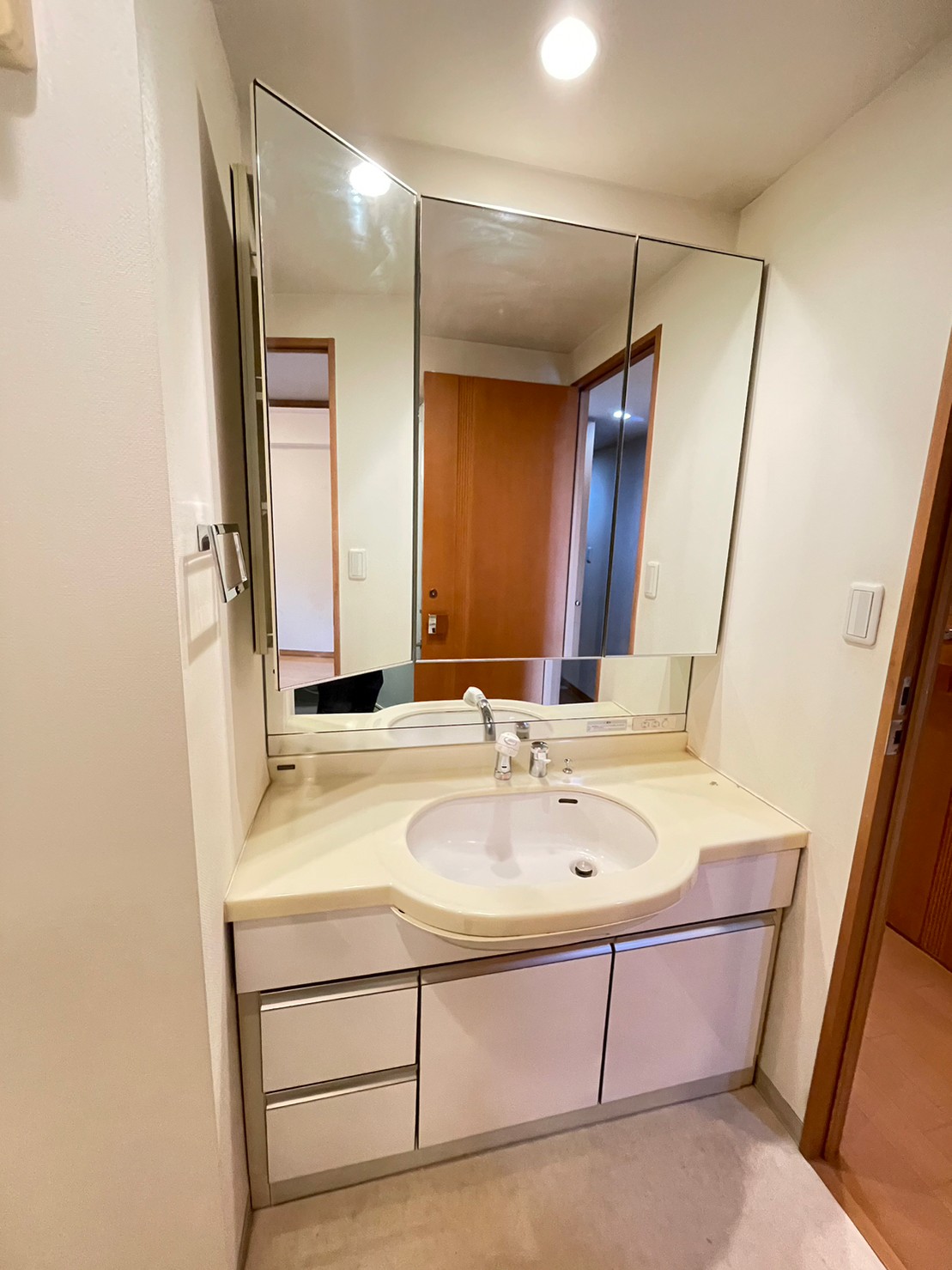 洗面設備　３面鏡付の洗面台