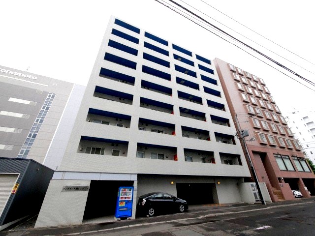 札幌市中央区大通東のマンションの建物外観
