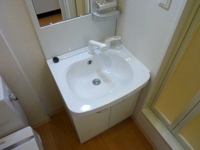 洗面設備　シャンプードレッサーの独立洗面台です。