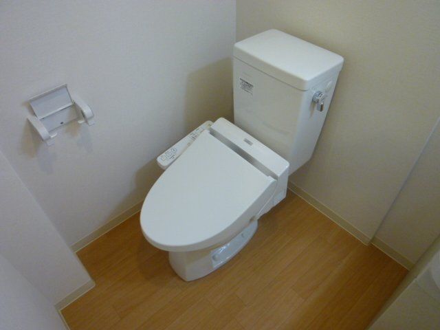 トイレ　温水洗浄便座付のトイレです。