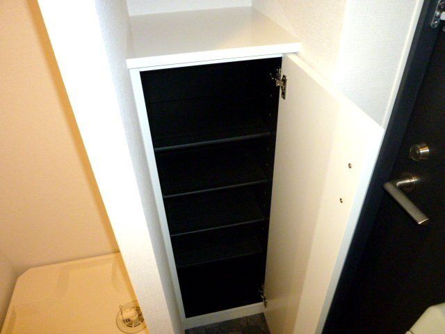 玄関　玄関にシューズボックスがあります。