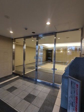 【ベリスタ秋山駅前のエントランス】