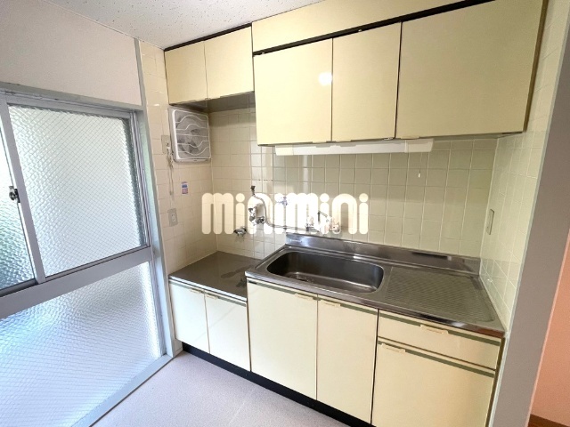 キッチン　キッチンに大きな窓ガラス