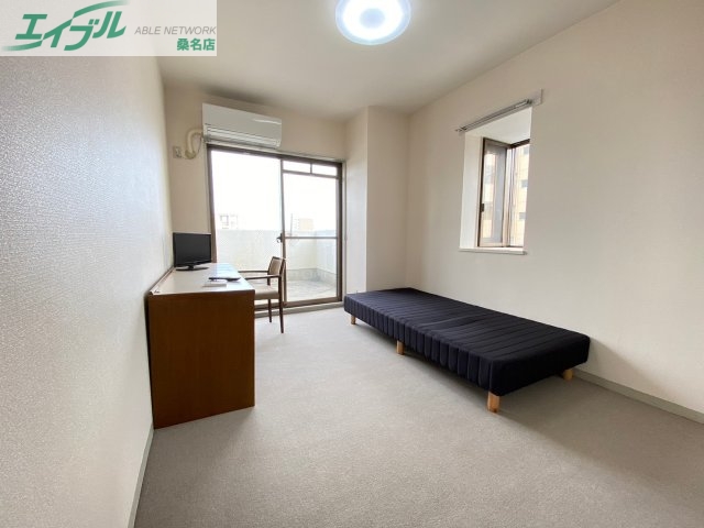 居室・リビング　同物件別部屋の写真です