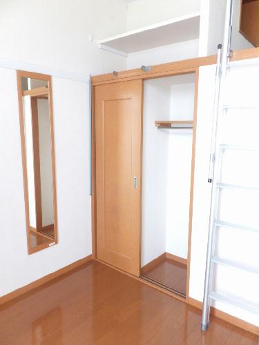 収納　上部収納付きクローゼット