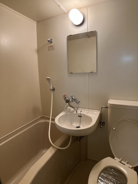 バス・シャワールーム　※補修前の参考画像の為、設備等は現況優先。