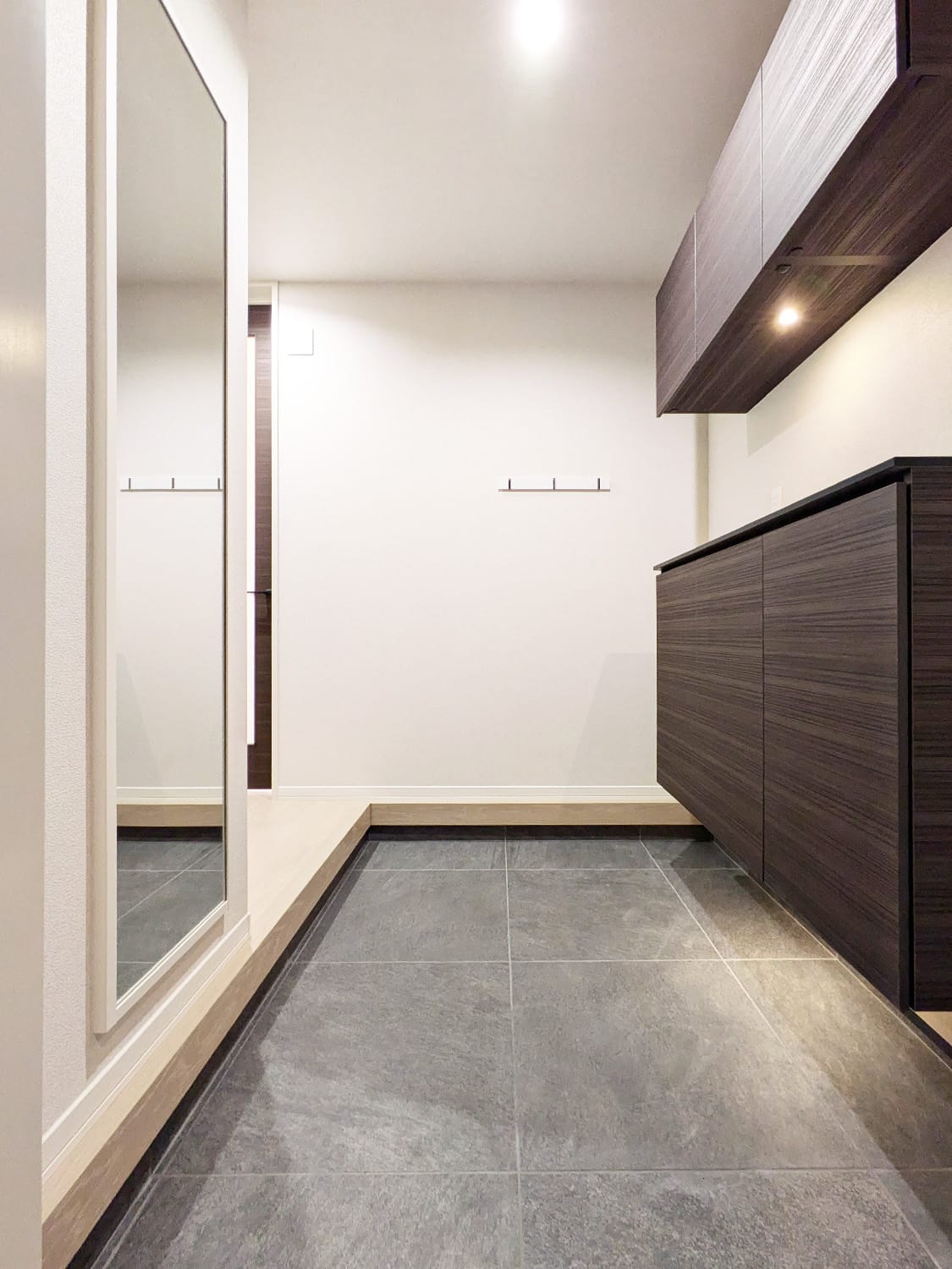 玄関　玄関スペース広々としております！