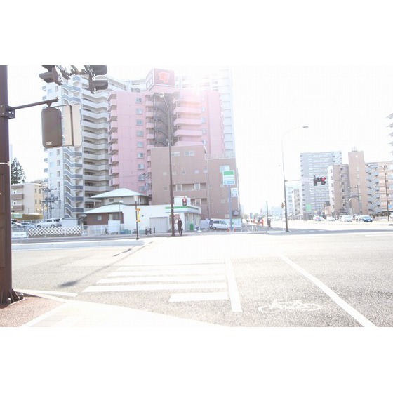 コンビニ　ファミリーマート二十人町店（コンビニ）まで135m