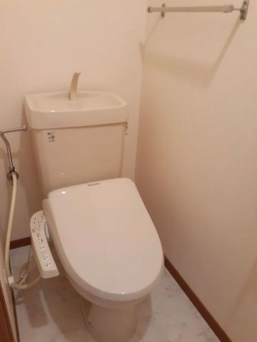 トイレ　落ち着いた色調のトイレです