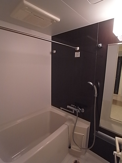 バス・シャワールーム　浴室乾燥機付きのバスルーム