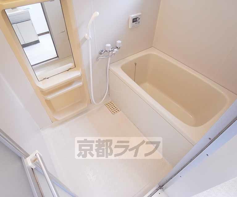 バス・シャワールーム　窓のある明るい清潔なお風呂