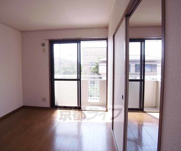 居室・リビング　ベランダに面した明るいお部屋