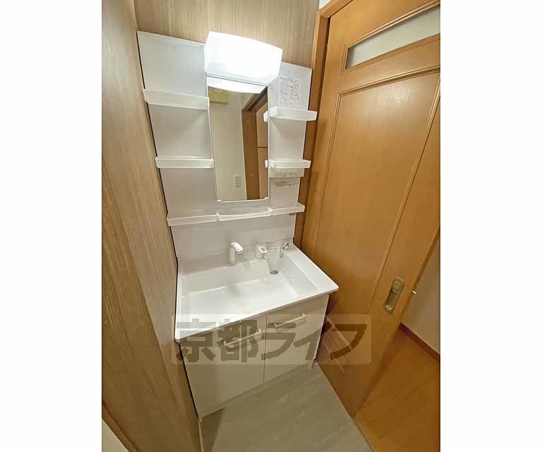 洗面設備　独立シャワー洗面台です。