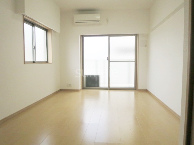 居室・リビング　洋室８．３帖の角部屋です☆