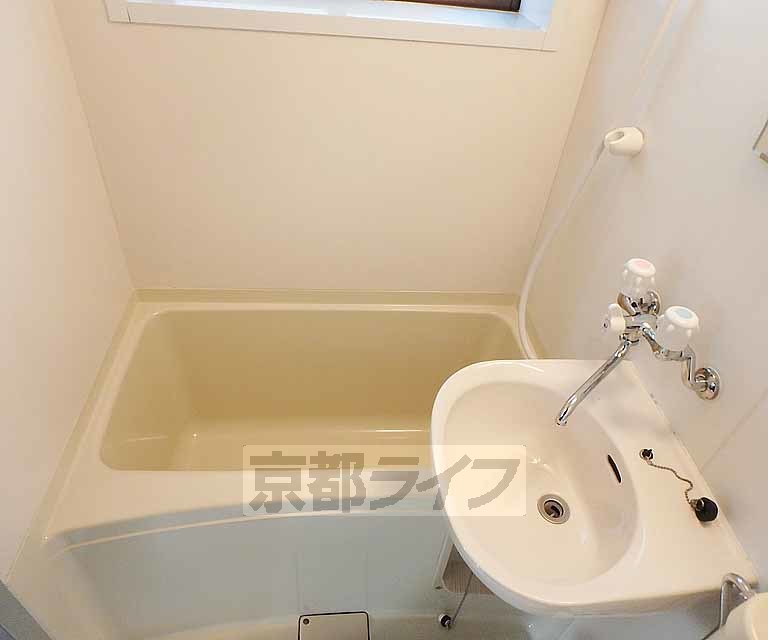 バス・シャワールーム　バスルームです