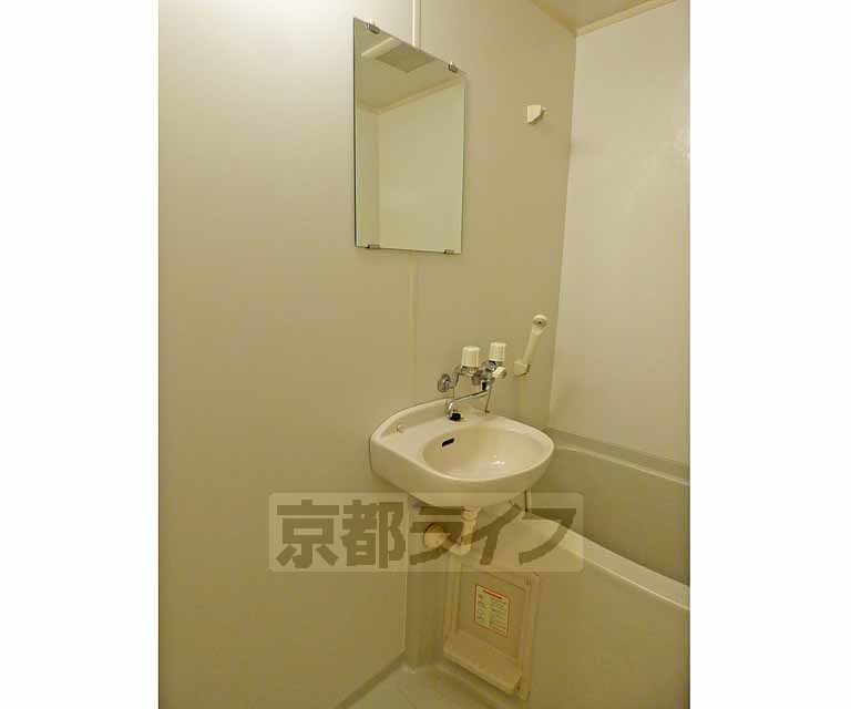 洗面設備　バスルーム内に設置された洗面所です。お掃除がかんたんですね・