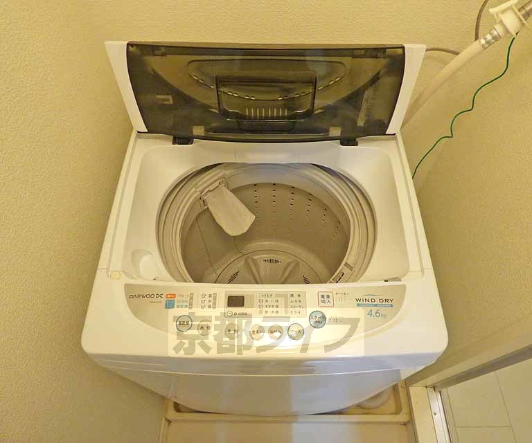 その他設備　備え付け洗濯機です。一人暮らしには充分なおおきさです。