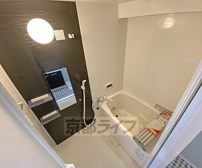 バス・シャワールーム　鏡のある便利なお風呂