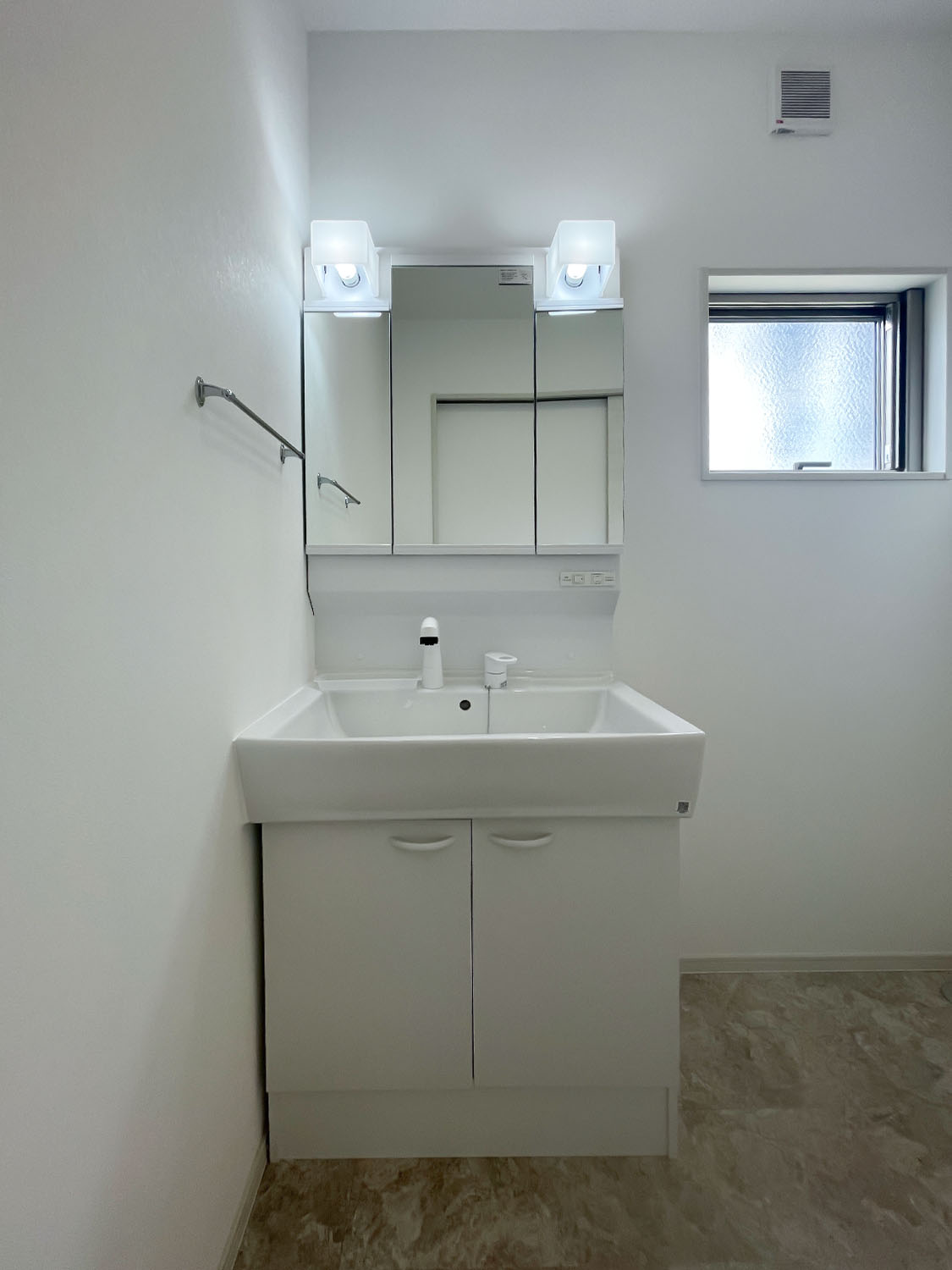 洗面設備　同シリーズの別物件の写真です。現況優先です。