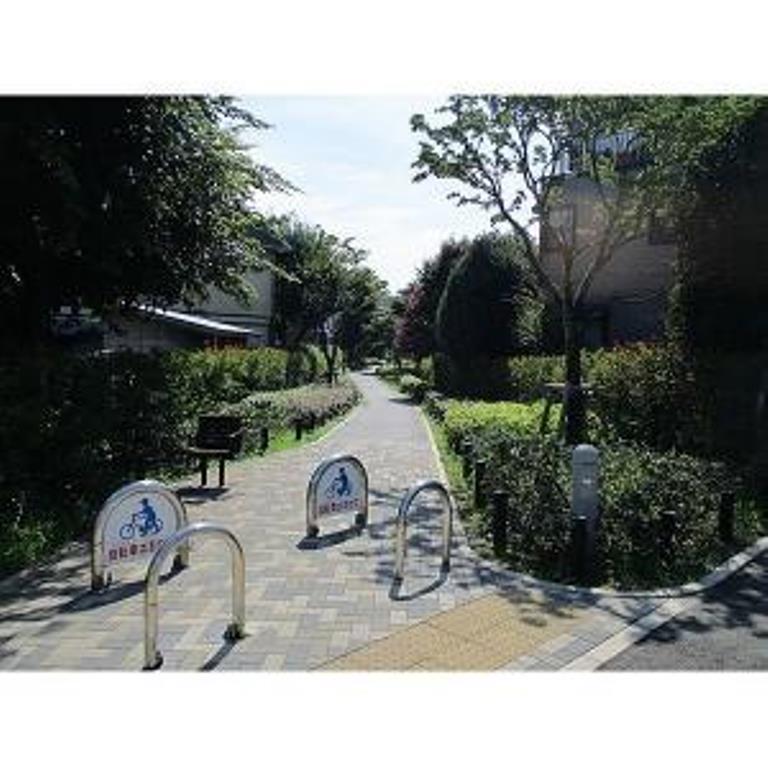 公園　世田谷区立烏山川緑道（公園）まで824m