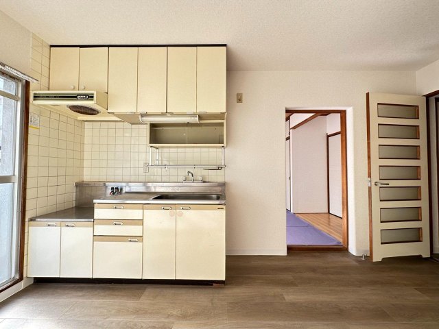 キッチン　同じ建物の違うお部屋の写真です。現況を優先します。