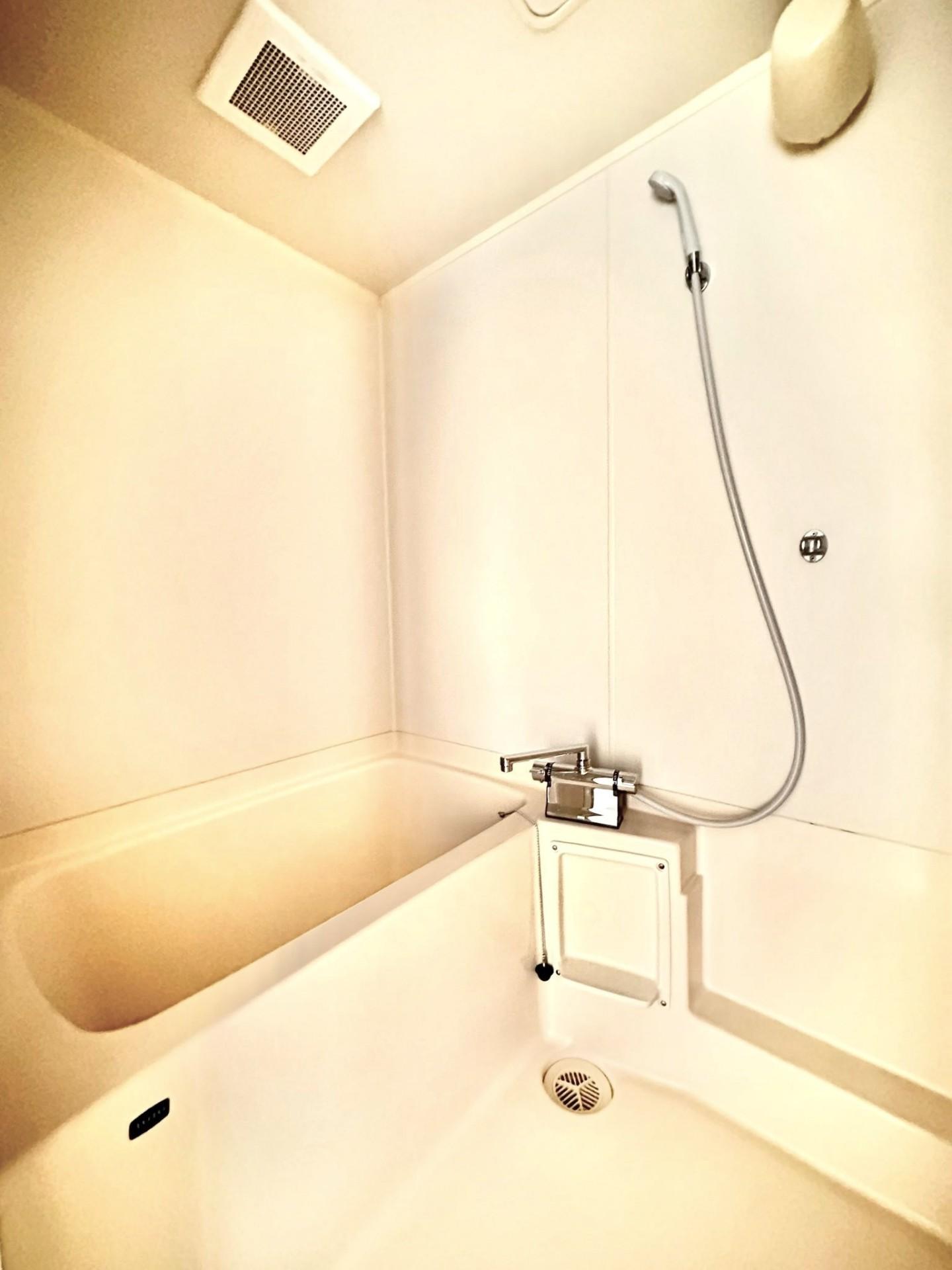 バス・シャワールーム　同じ建物の違うお部屋の写真です。現況を優先します。