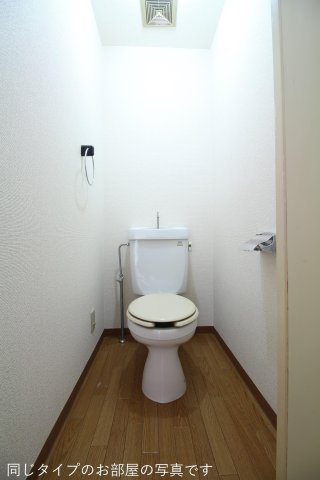 トイレ　同じ建物の違うお部屋の写真です。現況を優先します。