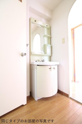 洗面設備　同じ建物の違うお部屋の写真です。現況を優先します。