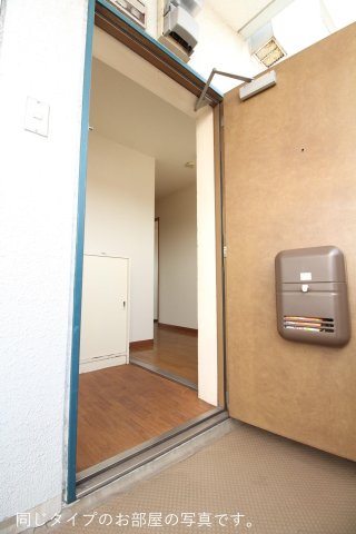玄関　同じ建物の違うお部屋の写真です。現況を優先します。