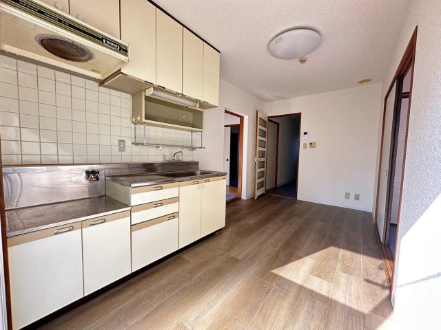 居室・リビング　同じ建物の違うお部屋の写真です。現況を優先します。