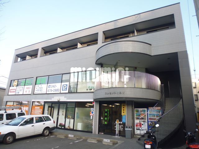 建物外観　一階は調剤薬局が入っています