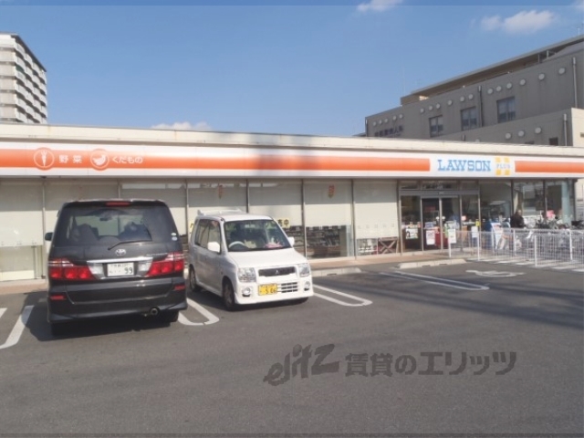 コンビニ　ローソンプラス伏見向島駅前店（コンビニ）まで900m