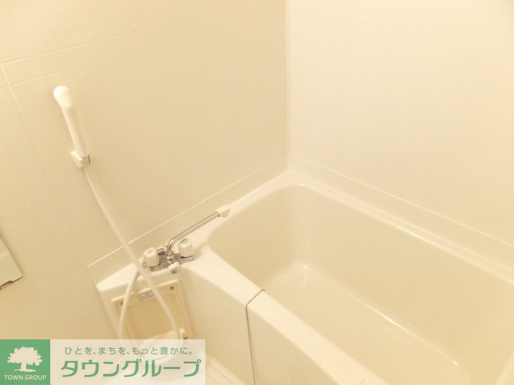 バス・シャワールーム　白を基調とした清潔感のある浴室です。