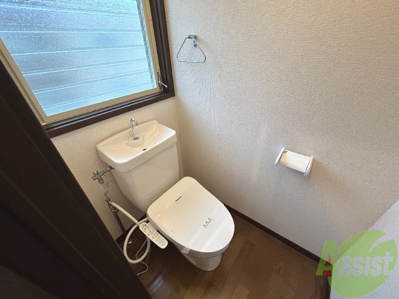 トイレ　トイレは温水洗浄便座となっており、快適にお使いいただけます。
