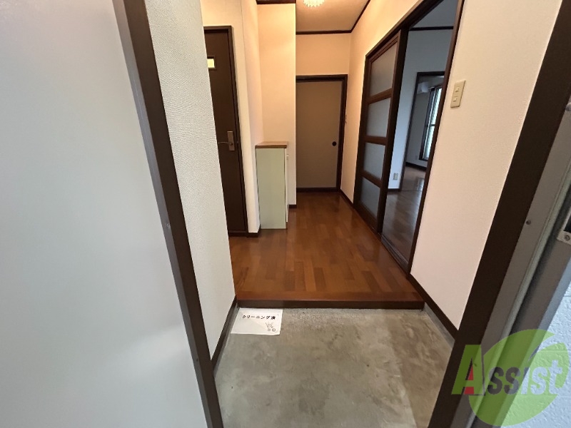 玄関　広い玄関口です。荷物を抱えての帰宅でも難なく通れます。