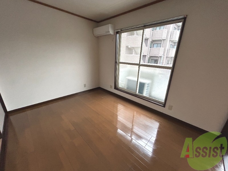 居室・リビング　６帖の洋室です。ベランダ窓からの日差しが暖かいです。