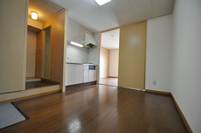 居室・リビング　広いお部屋になっているのでダイニングテーブルを置いて食事を楽