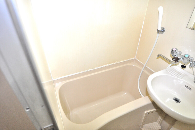 バス・シャワールーム　ちょうどいいサイズのお風呂です。お掃除も楽にできますよ。