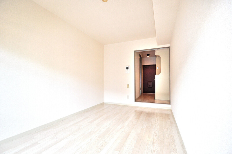 居室・リビング　シンプルな単身さん向きのマンションです。