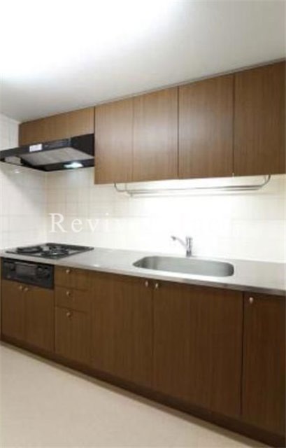 キッチン　広々したスペースのシステムキッチン