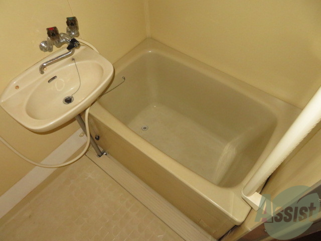 バス・シャワールーム　こちらはお風呂。一日の疲れをここで癒してください。