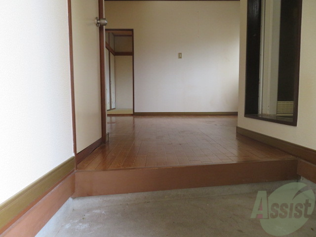 玄関　外から玄関を撮影してみました。広いリビングに繋がっています。