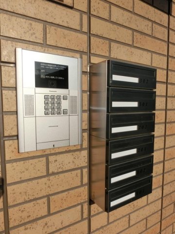 エントランス　共用エントランスは不審者の侵入を未然に防ぐオートロック付き！