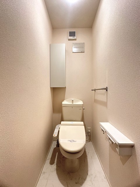 トイレ　トイレは温水洗浄便座付き♪人気のバストイレ別です♪小物を置け