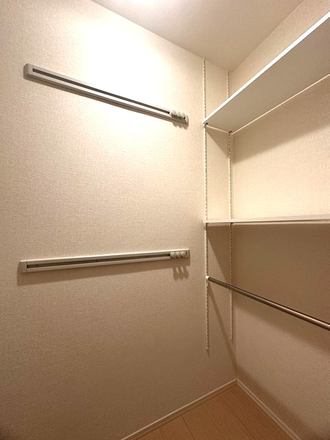 収納　洋室5.2帖のお部屋にあるワンステップクローゼットです！収納