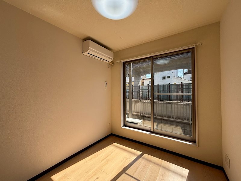 居室・リビング　別号室参考写真です