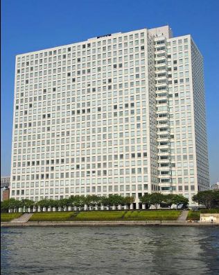 コンビニ　ファミリーマートIBM箱崎ビル店（コンビニ）まで303m